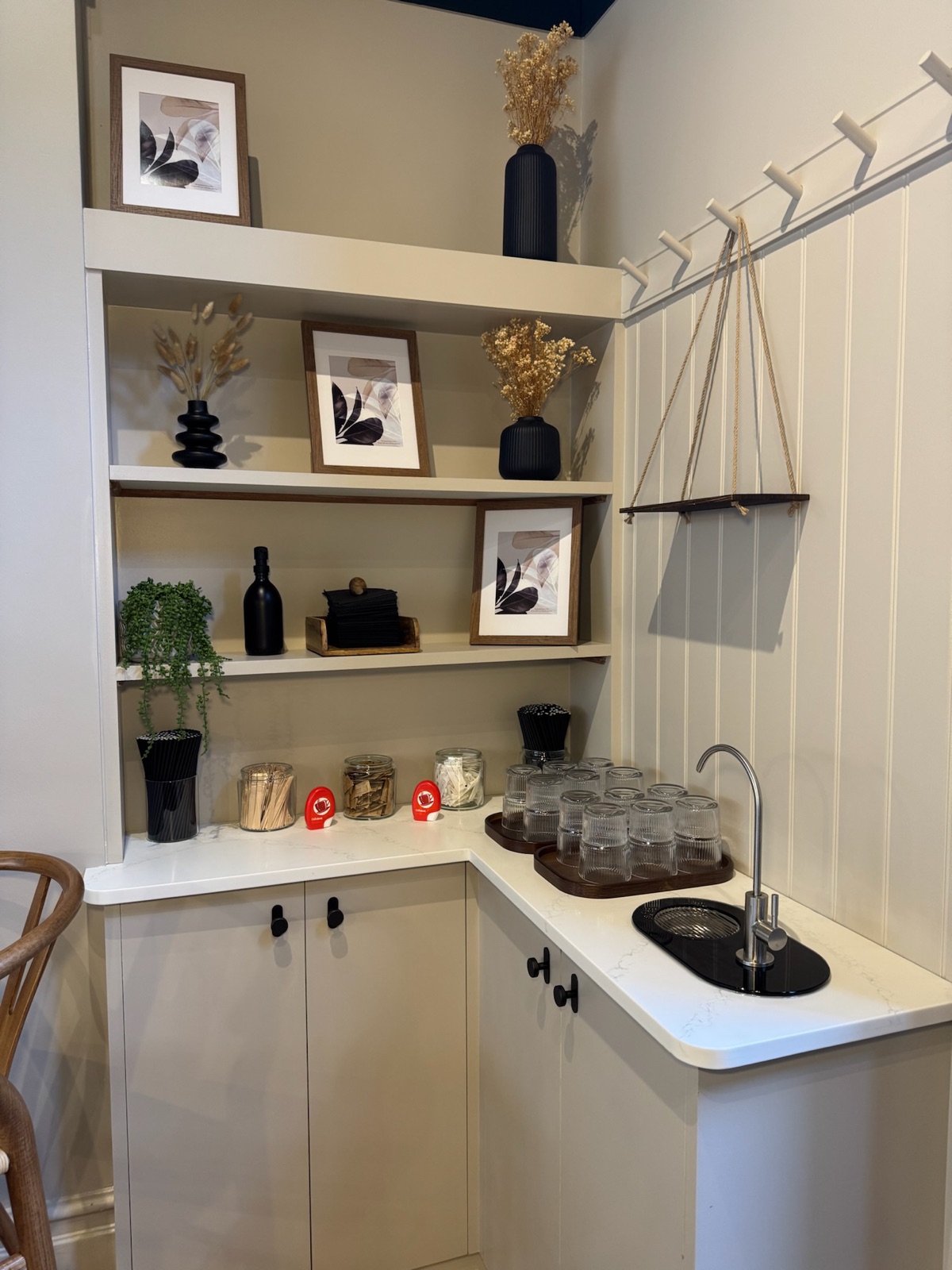 La Maritxu Greenwich styled corner shelf and water station